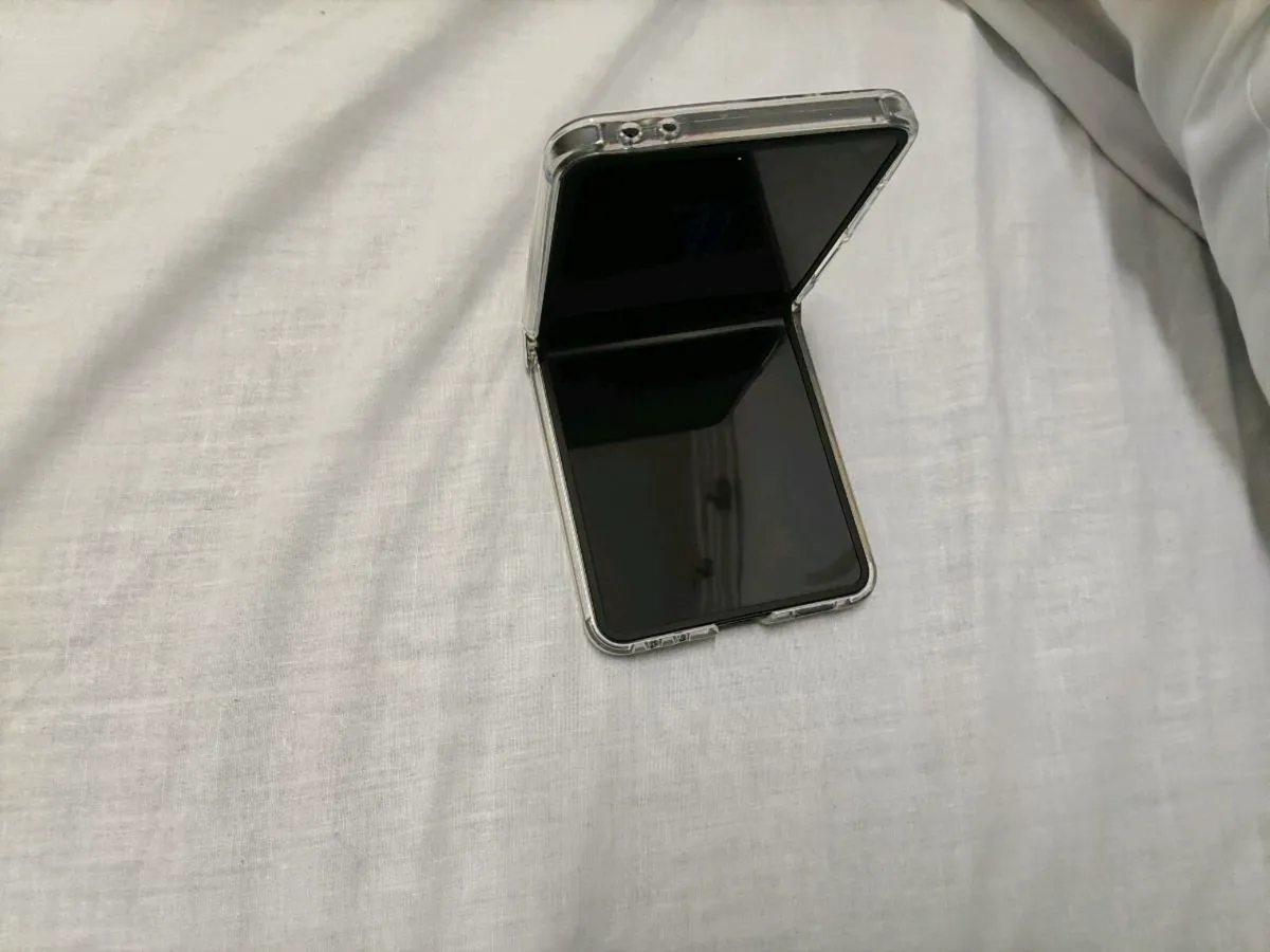 Samsung Z flip 7 - Image 3