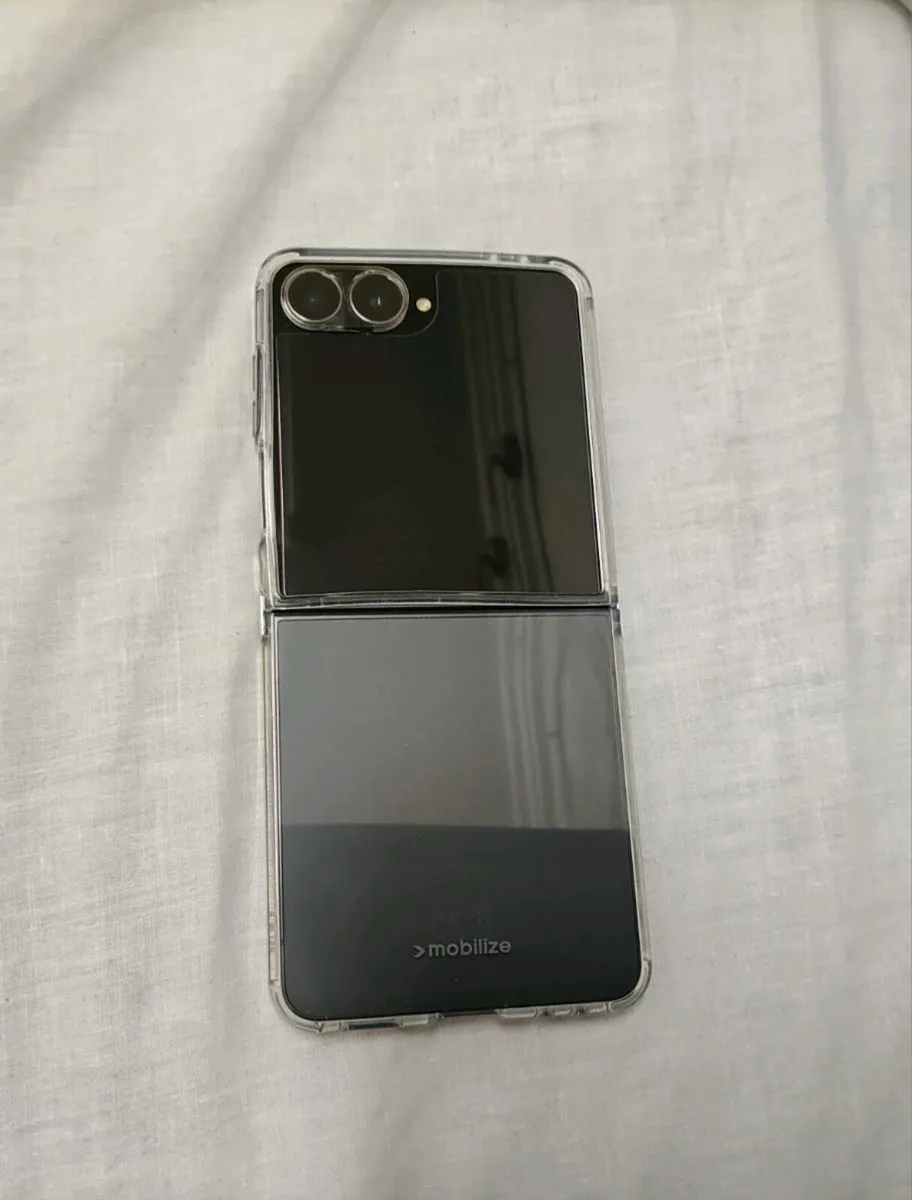 Samsung Z flip 7 - Image 4
