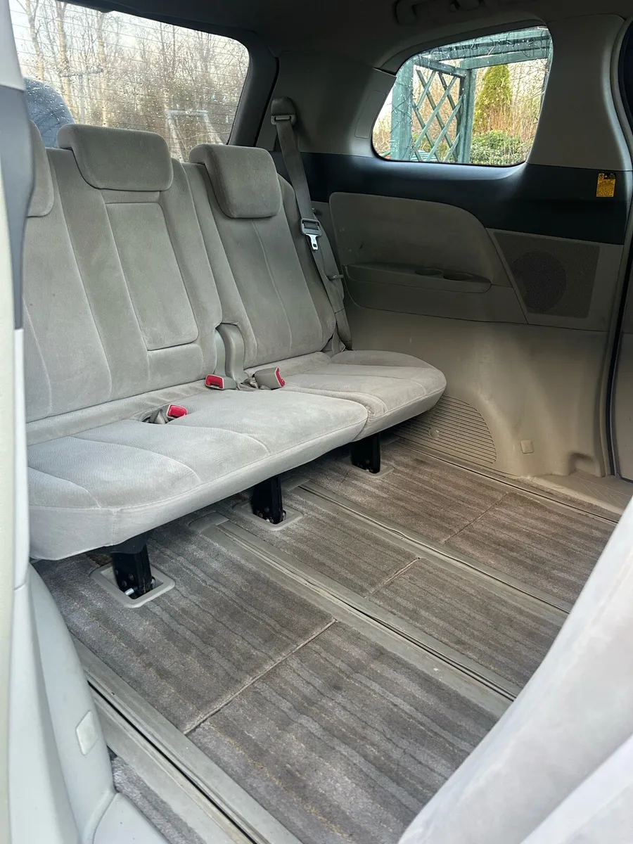 Toyota Estima Hybrid - Image 2