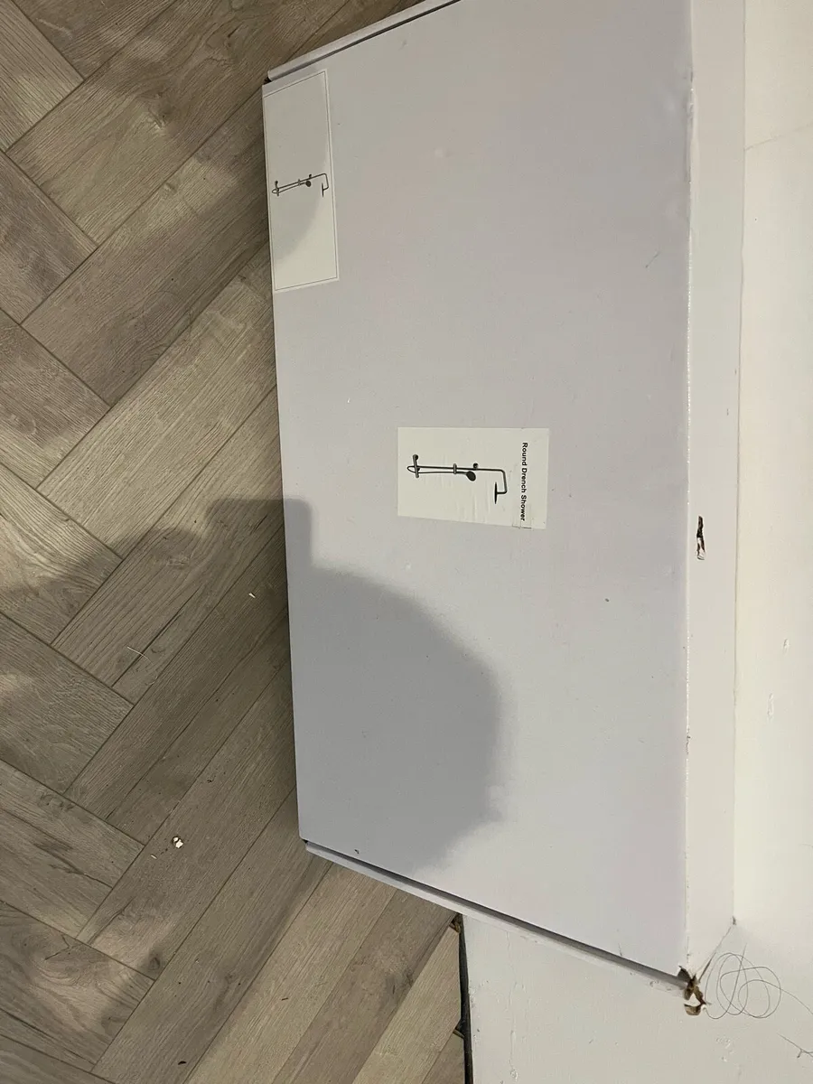 Shower & sink - Image 1