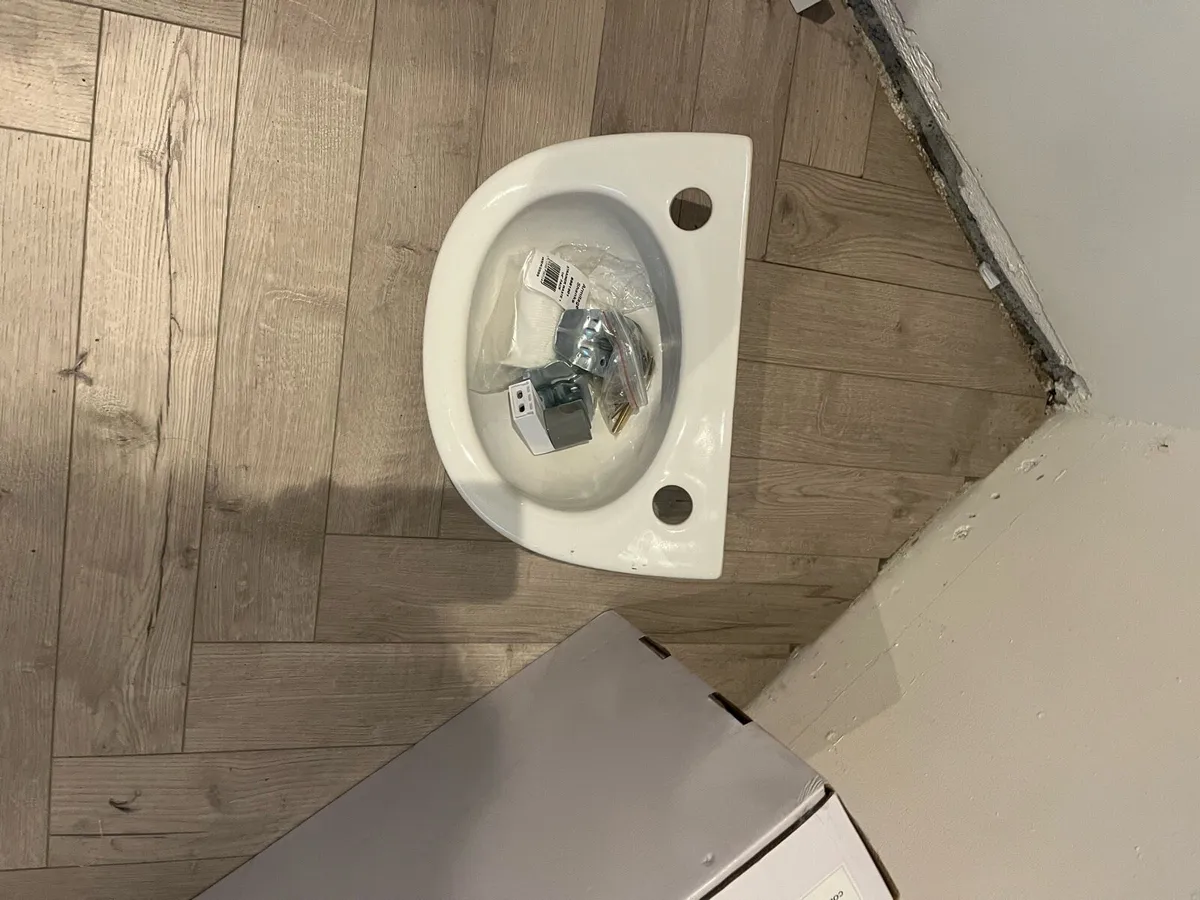 Shower & sink - Image 3