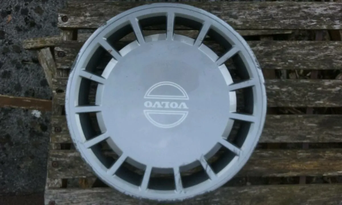 Volvo Hubcap - Image 1