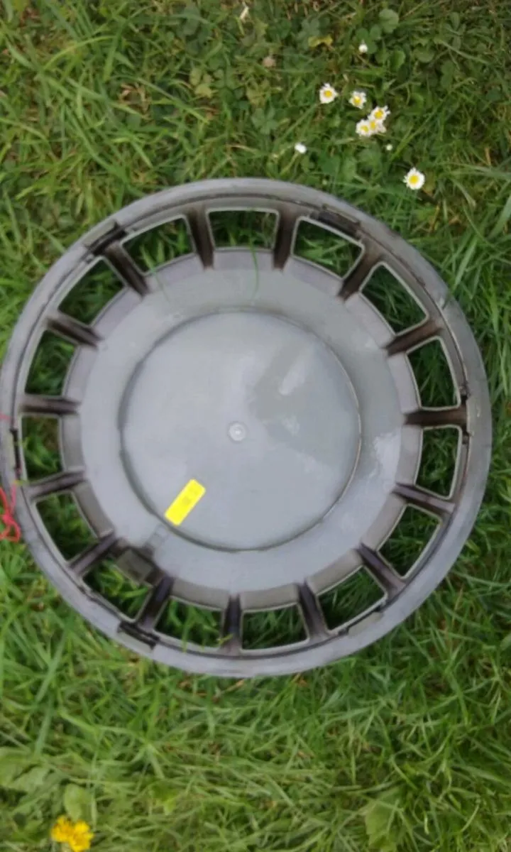 Volvo Hubcap - Image 2