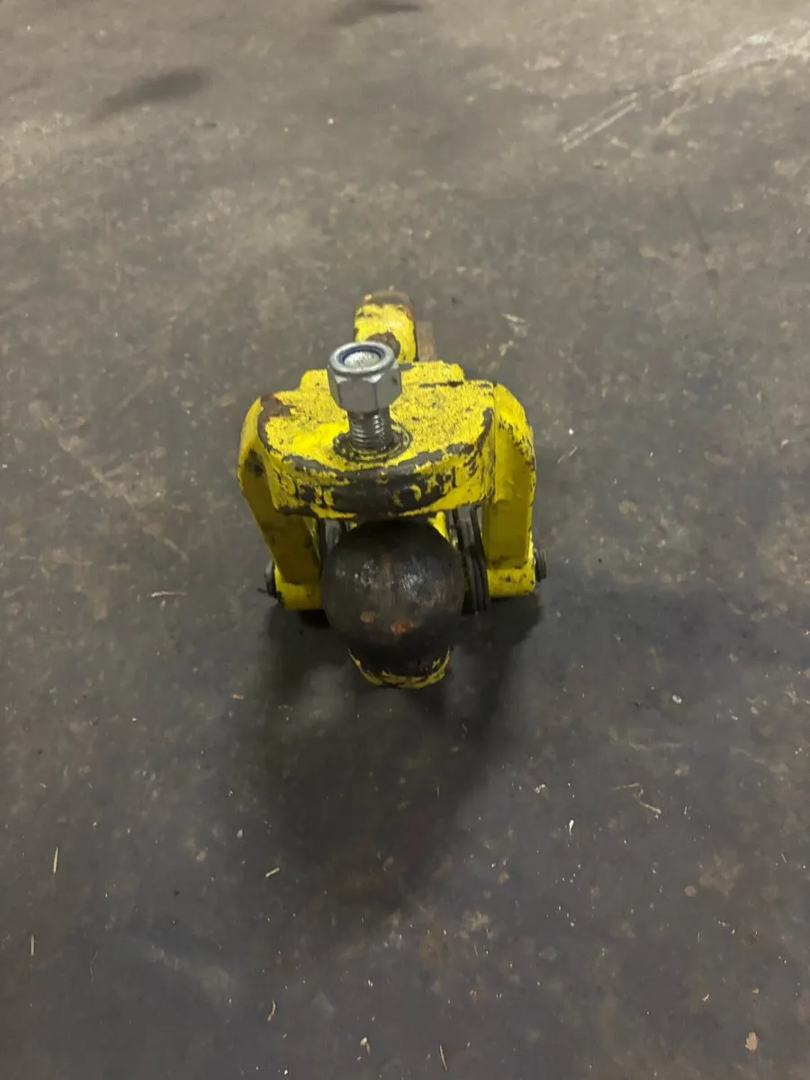 Dromone ball hitch - Image 1