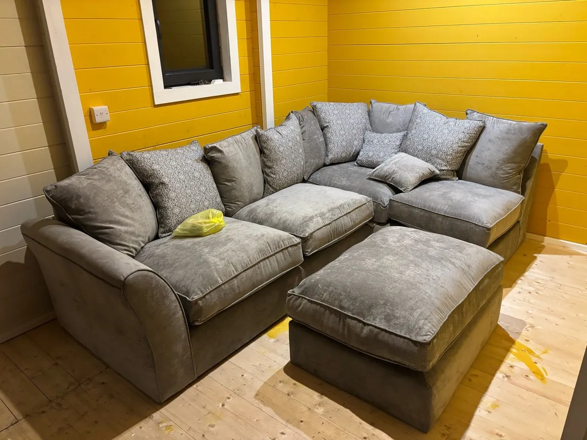 BRAND NEW Right hand Dorchester Corner Sofa - Image 1