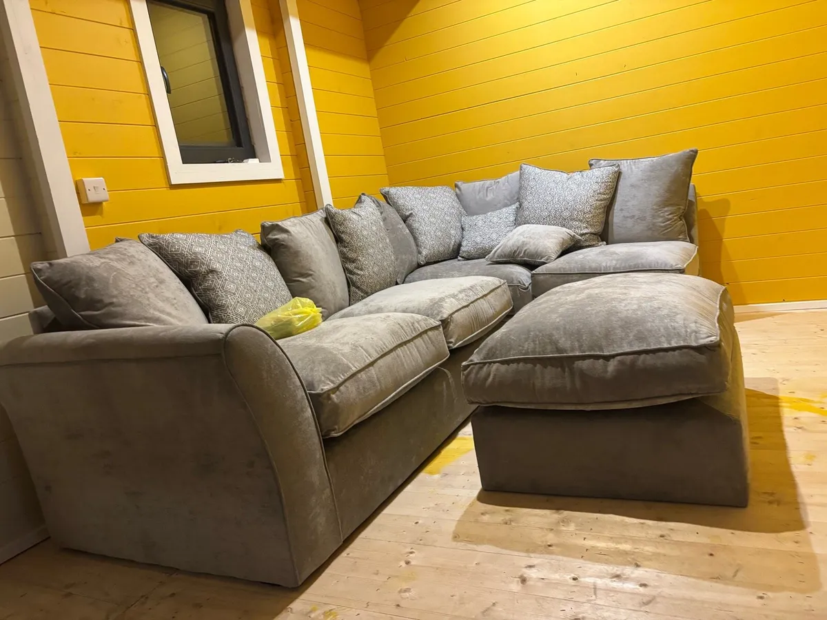 BRAND NEW Right hand Dorchester Corner Sofa - Image 2