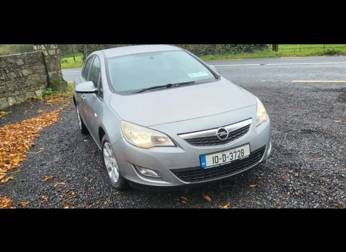 2010 Opel Astra - Image 1