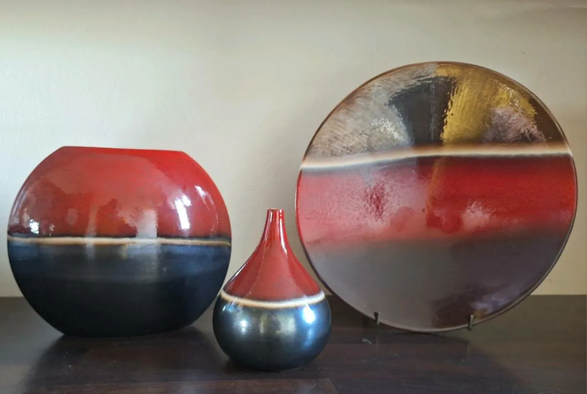 Matching Plate and Vases - Image 1