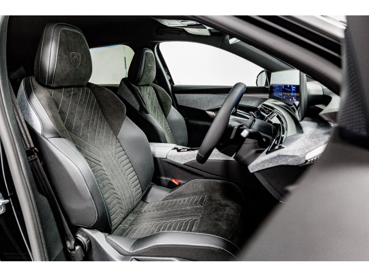 Peugeot 3008 GT HYBRID Auto 145HP - Image 4