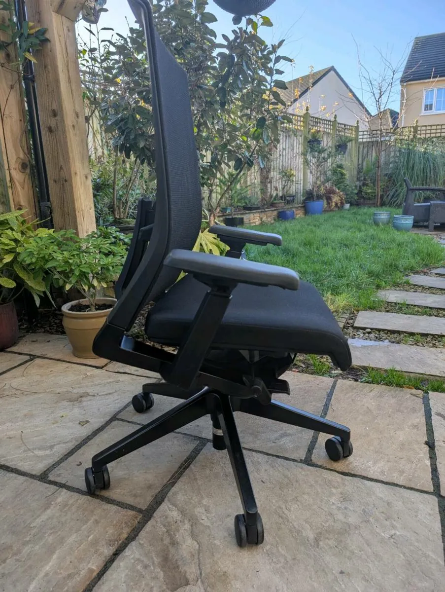 Ergonomic office chair - Image 1