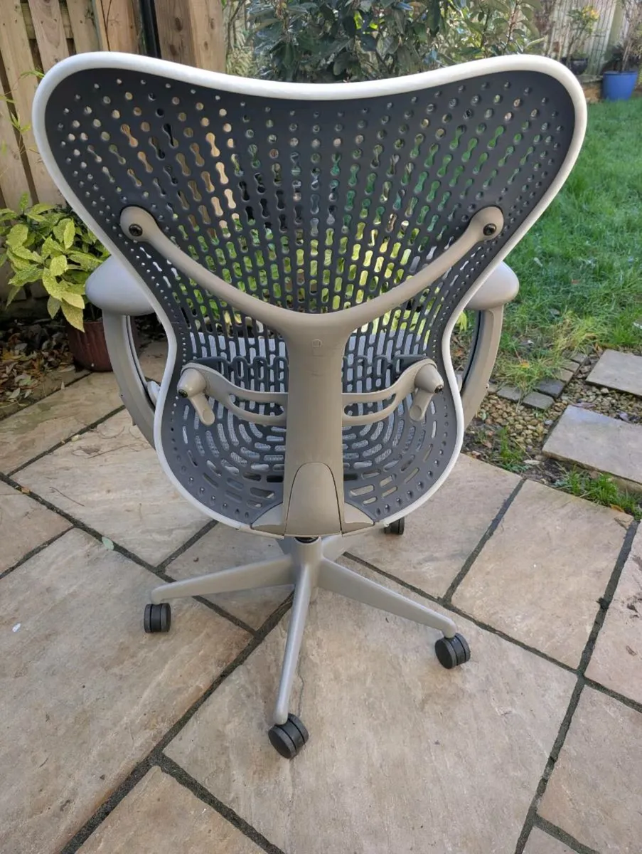 Ergonomic office chair - Image 3