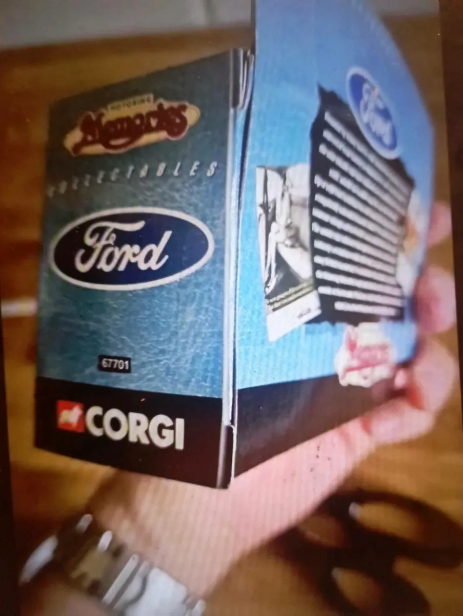 DIE - CAST CORGI MOTORING MEMORIES FORD ESCORT VAN - Image 3