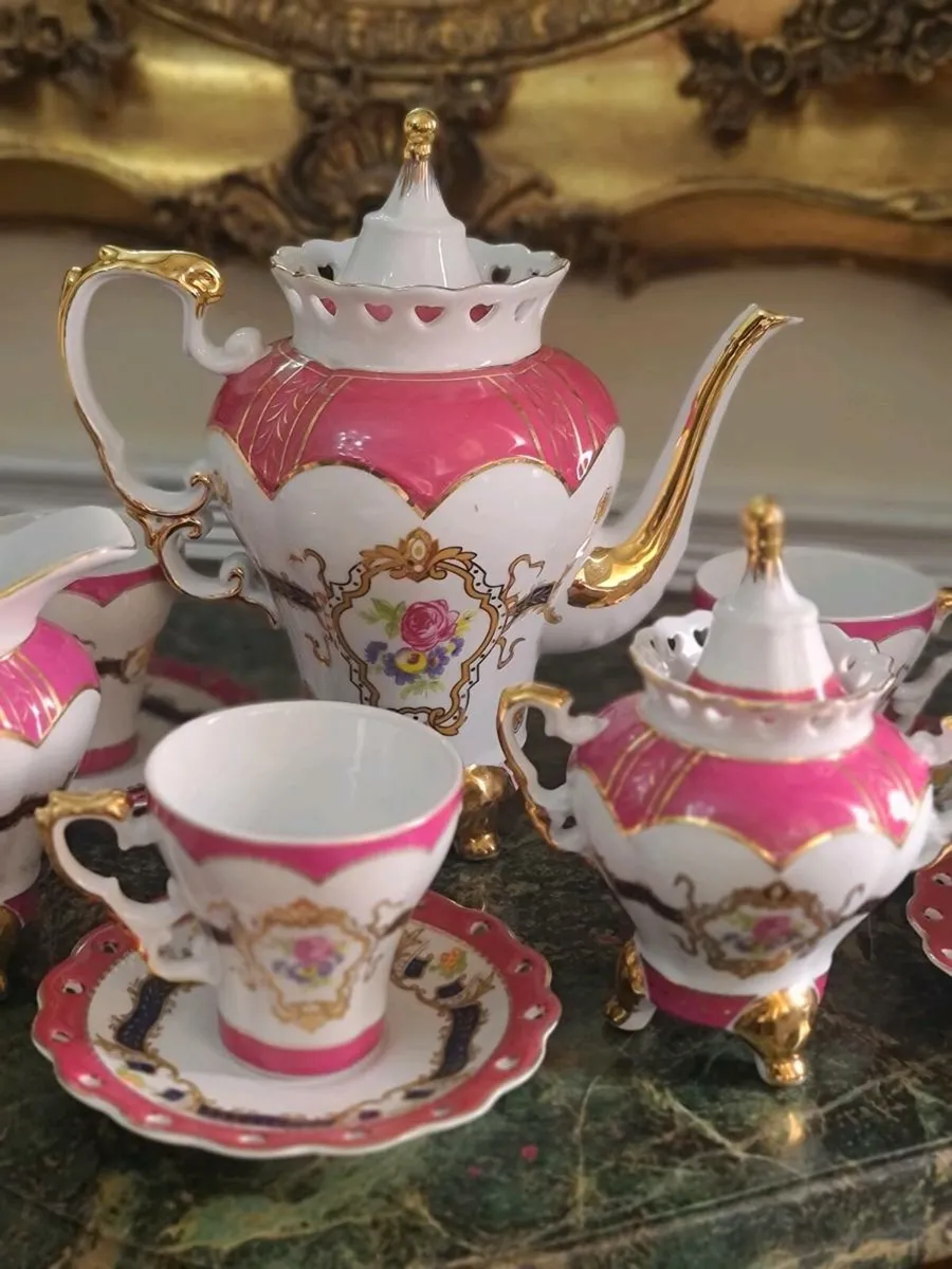 Vintage teaset with teapot POSTAGE AVAILABLE - Image 2