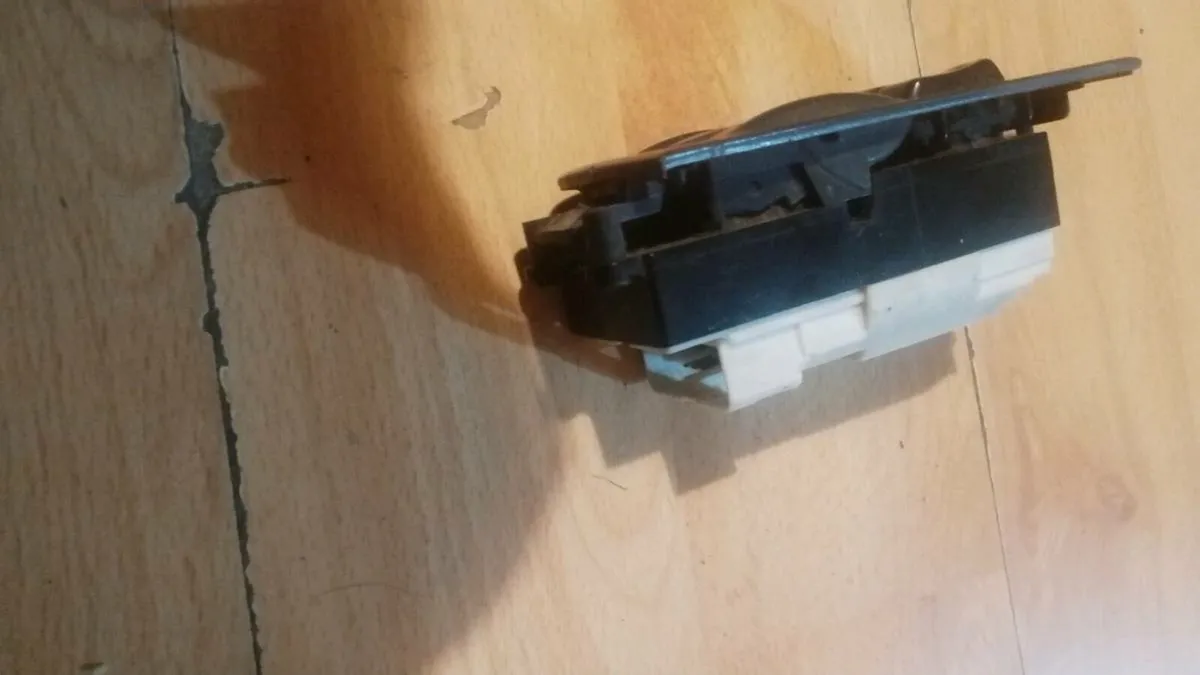 Toyota Corolla 97-02 Drivers Master Window Switch - Image 3