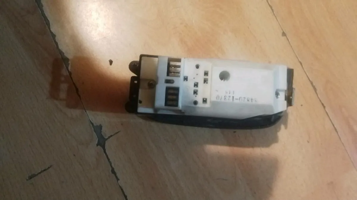 Toyota Corolla 97-02 Drivers Master Window Switch - Image 4