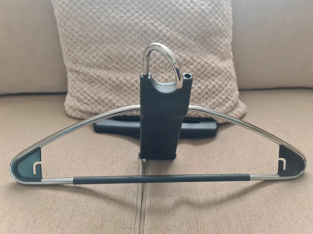 Brand New Genuine Hyundai Hanger - Image 1