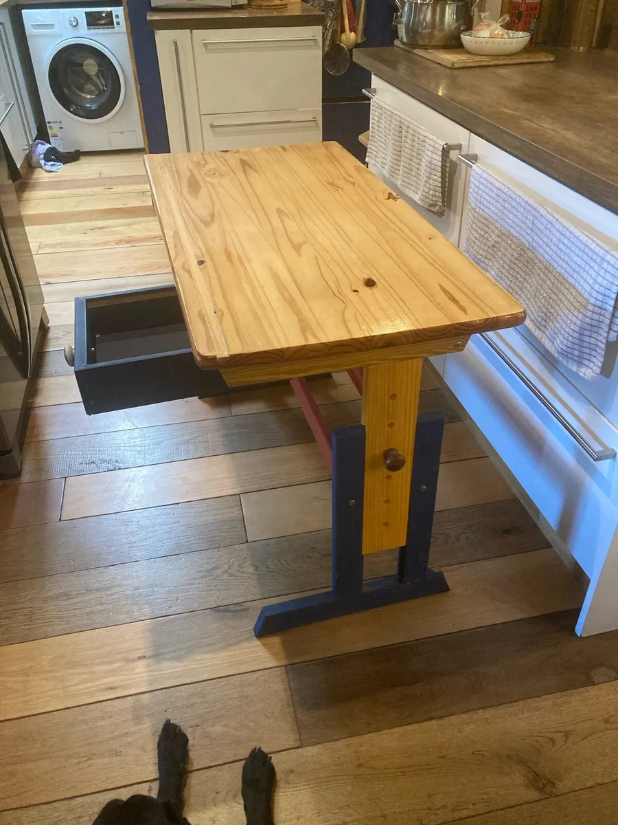 Kids play desk - Image 1