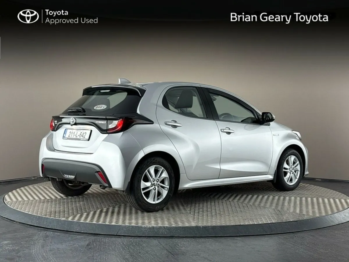 Toyota Yaris HYBRID LUNA - Image 2