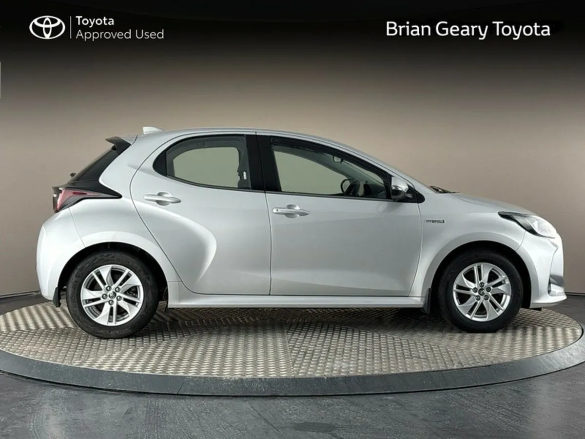 Toyota Yaris HYBRID LUNA - Image 3