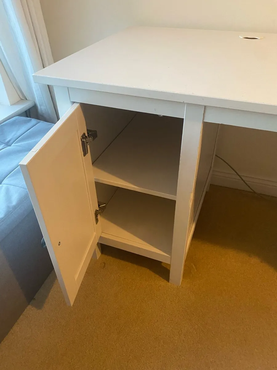White office desk - Image 2