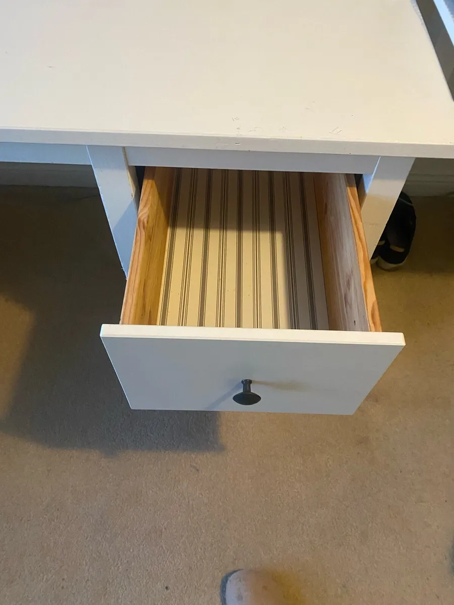 White office desk - Image 3