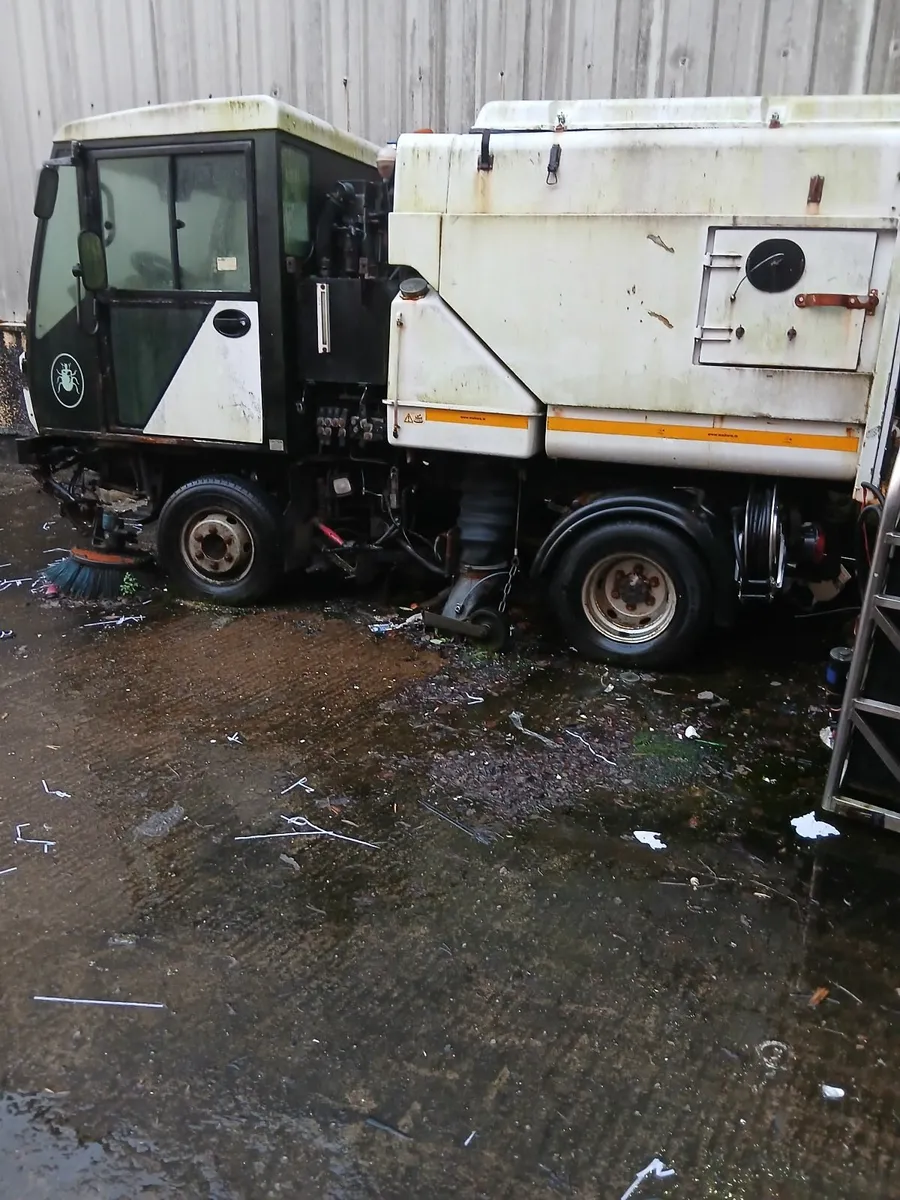 Compact road sweper - Image 1