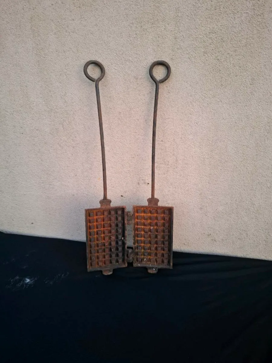 By post only antique waffle maker cast iron - Image 1