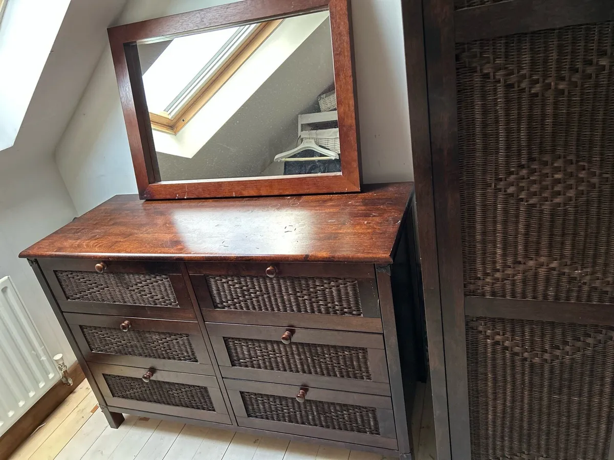 Bedroom Furniture 5 piece matching - Image 3