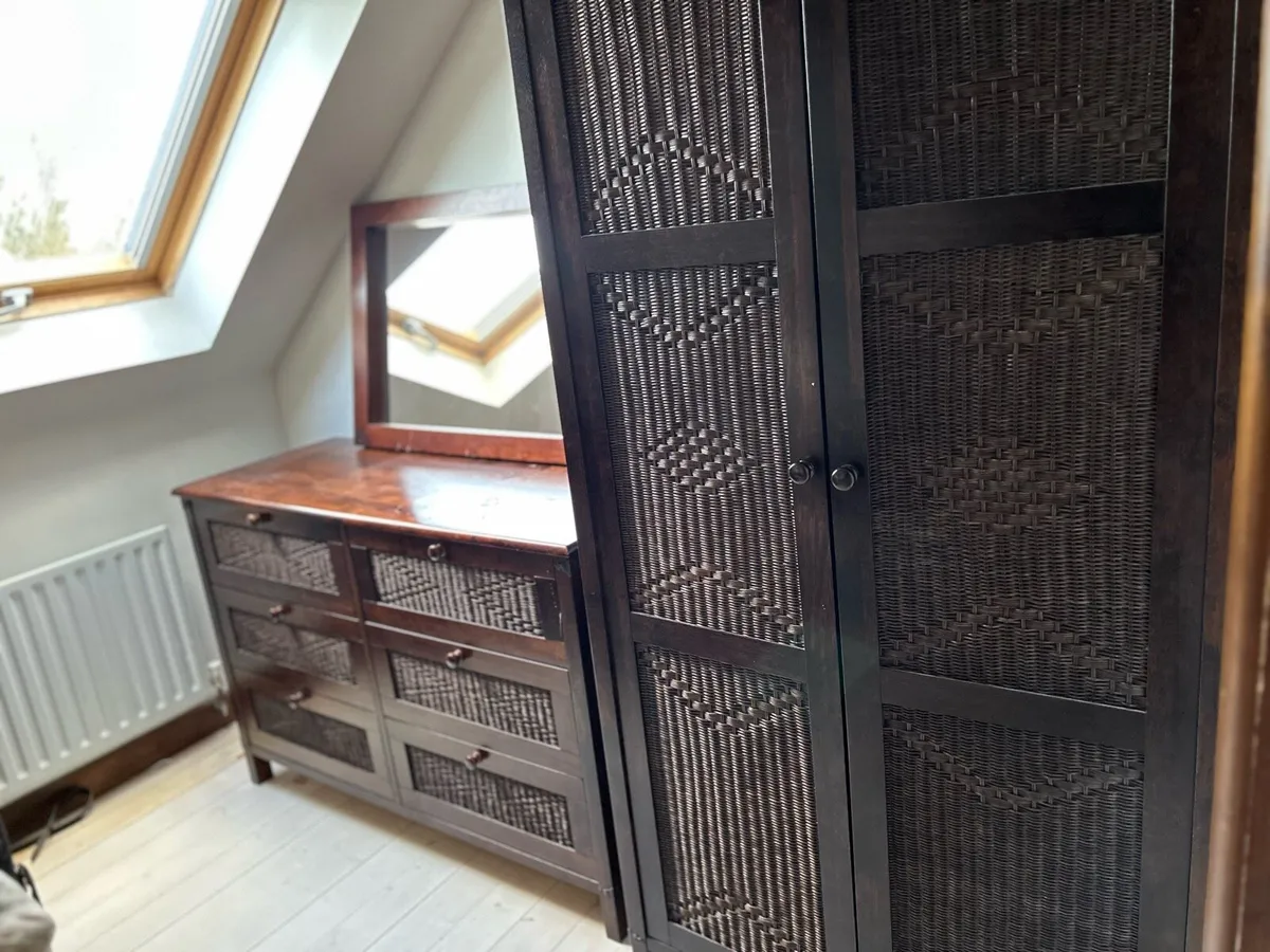 Bedroom Furniture 5 piece matching - Image 1