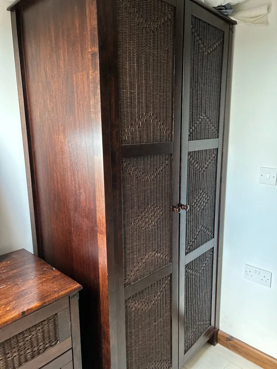 Bedroom Furniture 5 piece matching - Image 4