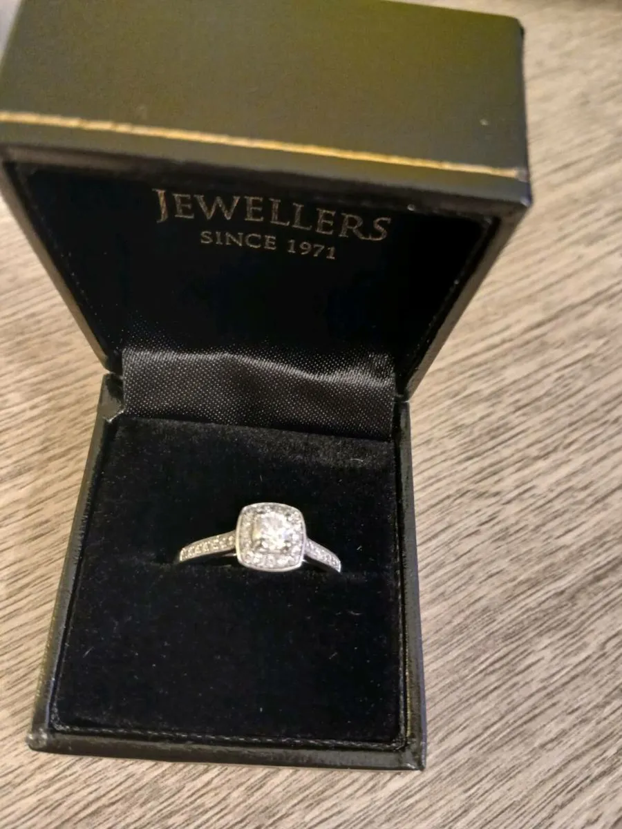 Engagement ring - Image 1