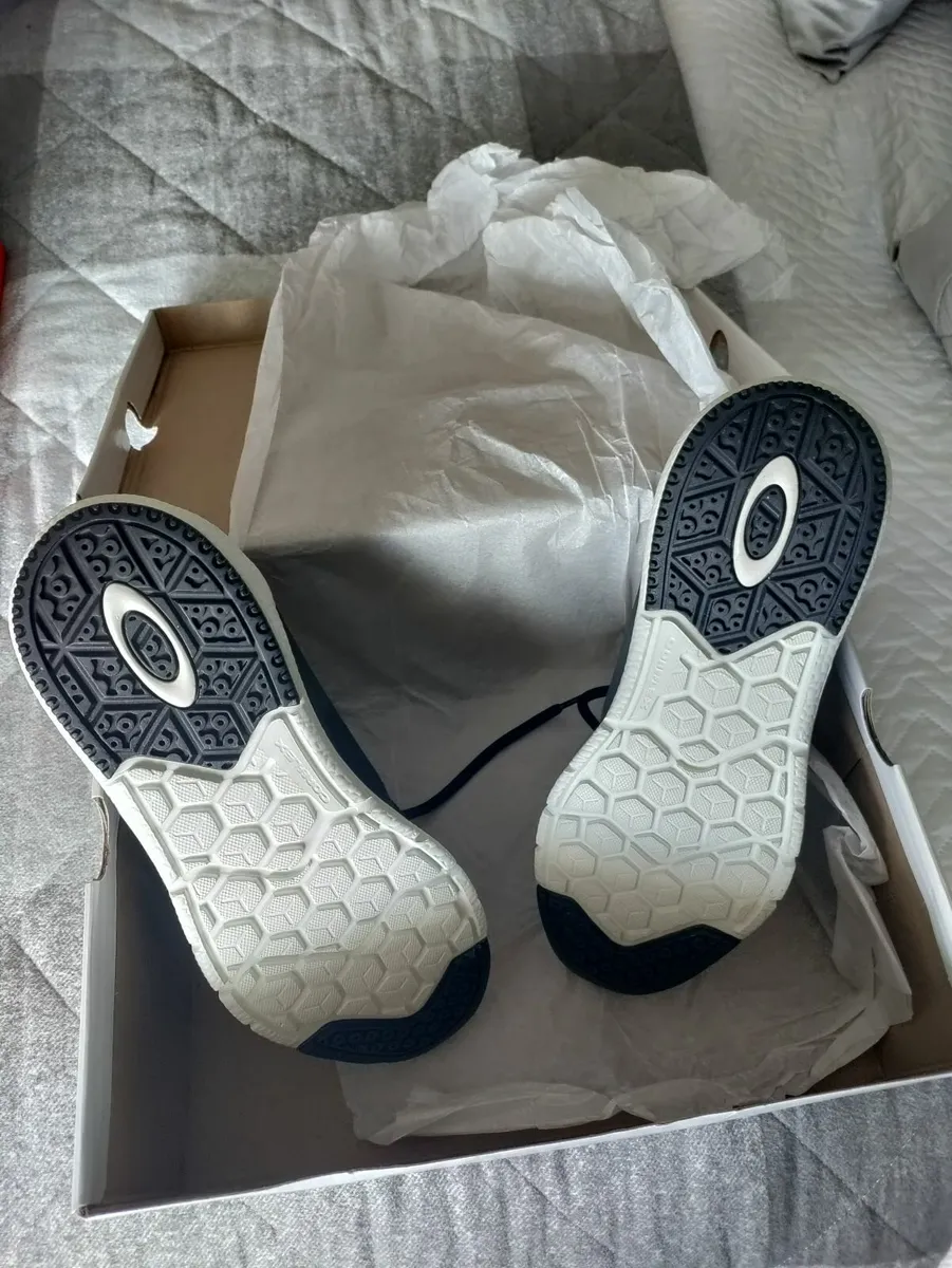 Oakley trainers 8uk New - Image 3