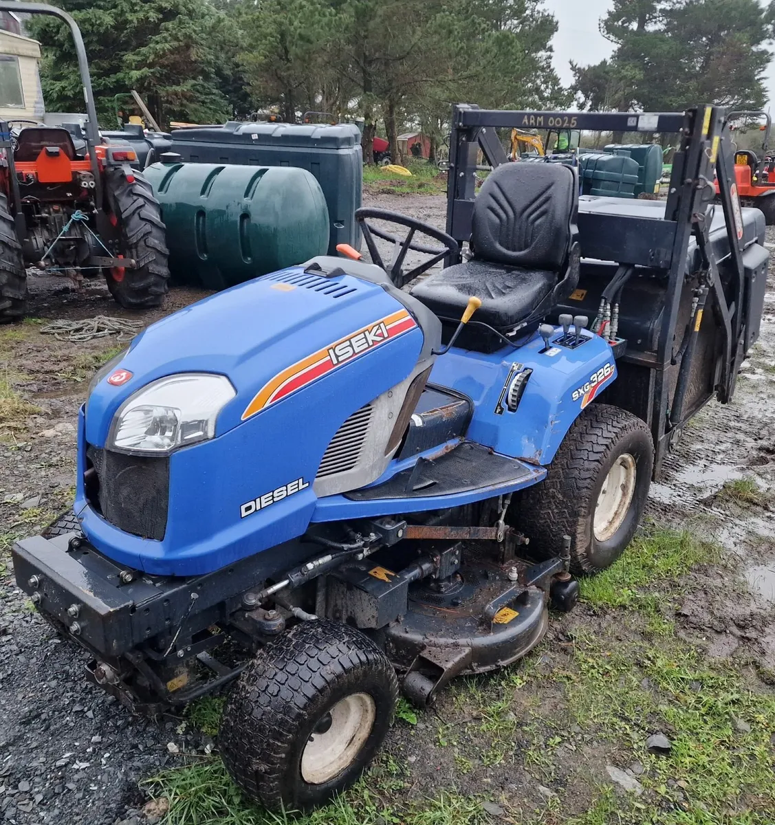 ISEKI SXG326 Hi Tip Ride on Mower Lawnmower - Image 3