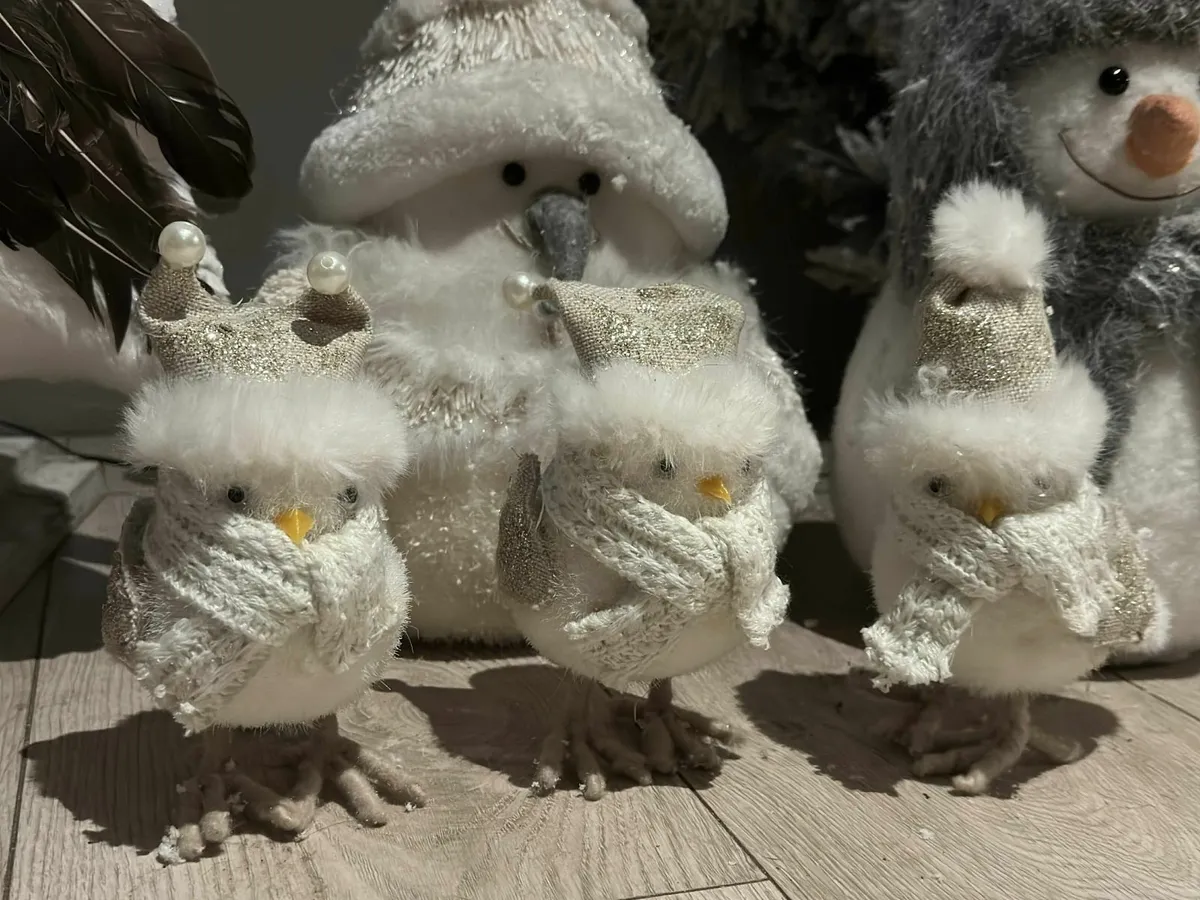 Flocked half tree and decorations - Image 1