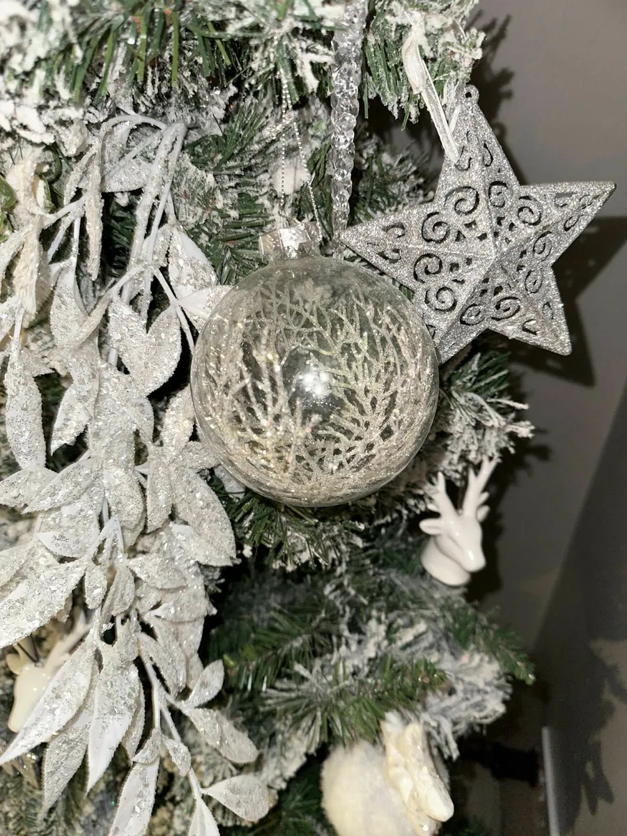 Flocked half tree and decorations - Image 3