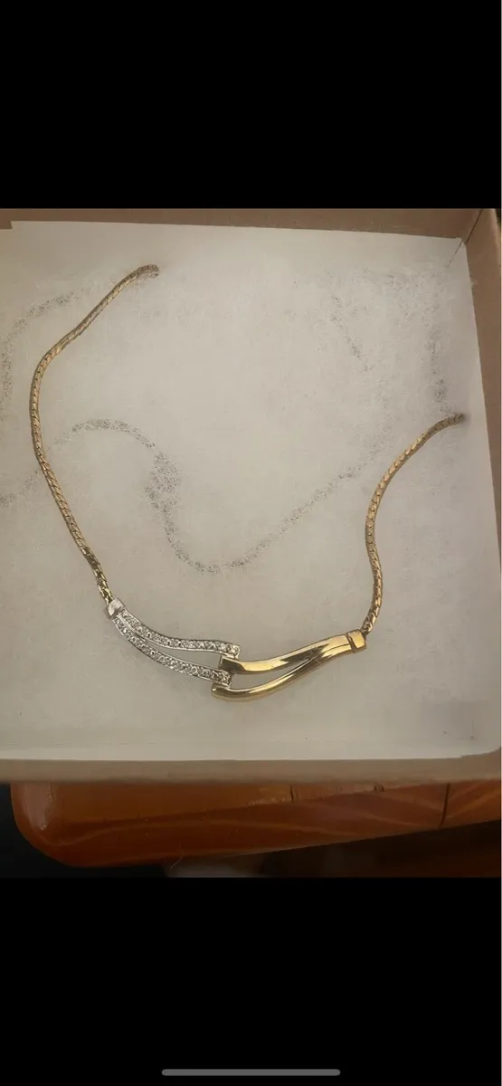 Beautiful 9ct gold diamond necklace - Image 2