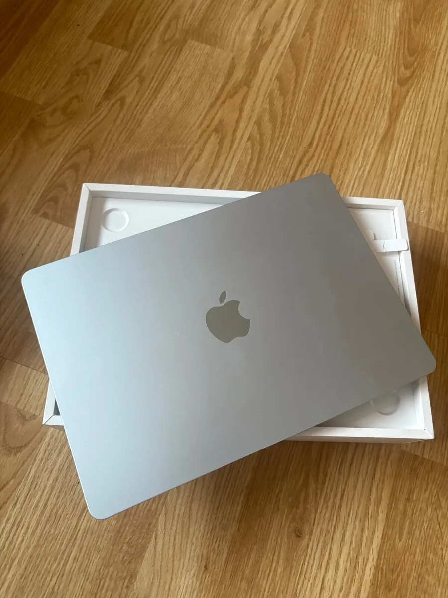 Macbook Air - Image 4