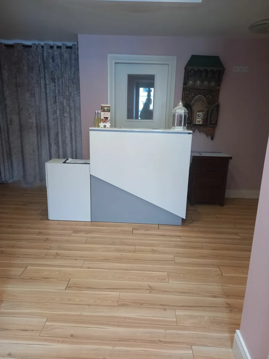 Reception desk - Image 1