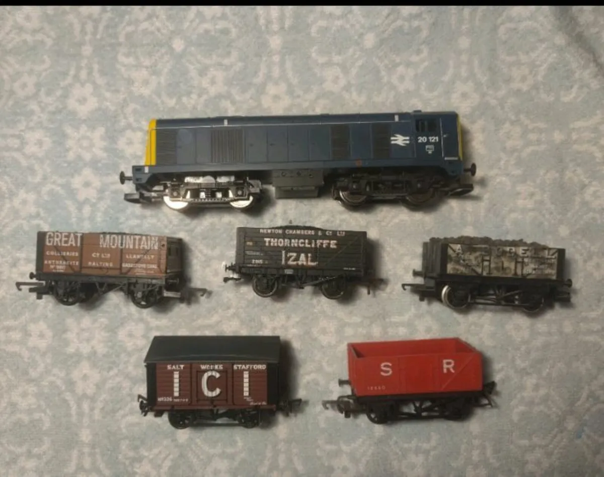 Job lot of BR Blue Class 20, 201231, + 5 wagons - Image 1