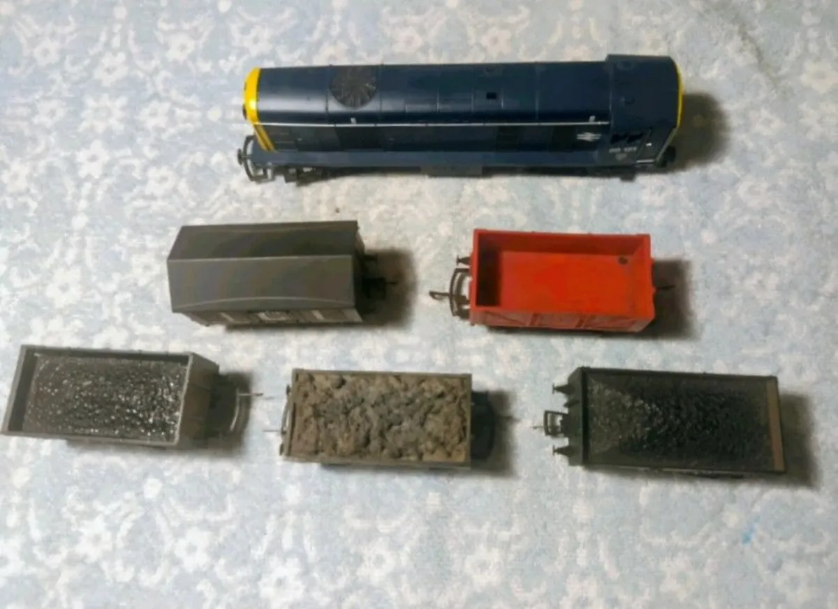 Job lot of BR Blue Class 20, 201231, + 5 wagons - Image 2