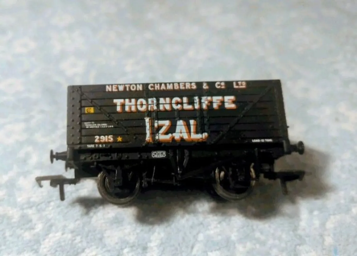 Job lot of BR Blue Class 20, 201231, + 5 wagons - Image 4