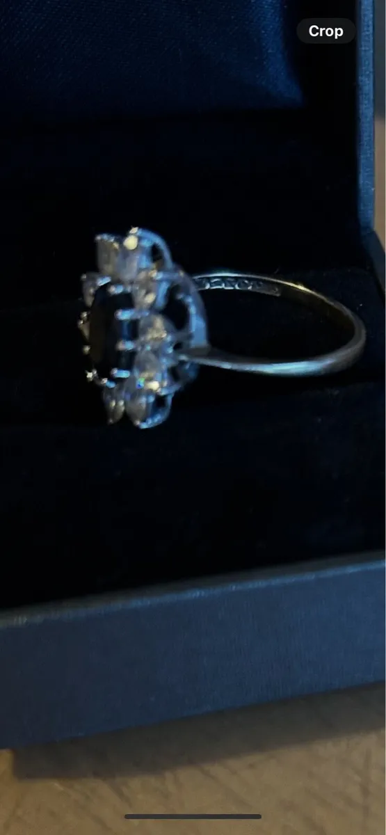 Beautiful 9ct gold cluster ring - Image 1