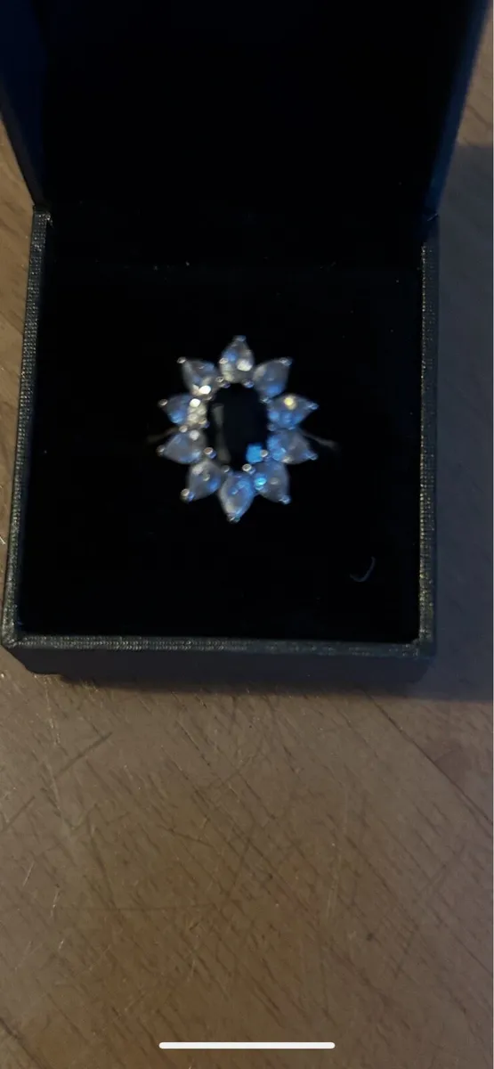 Beautiful 9ct gold cluster ring - Image 2