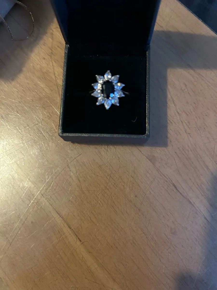 Beautiful 9ct gold cluster ring - Image 3