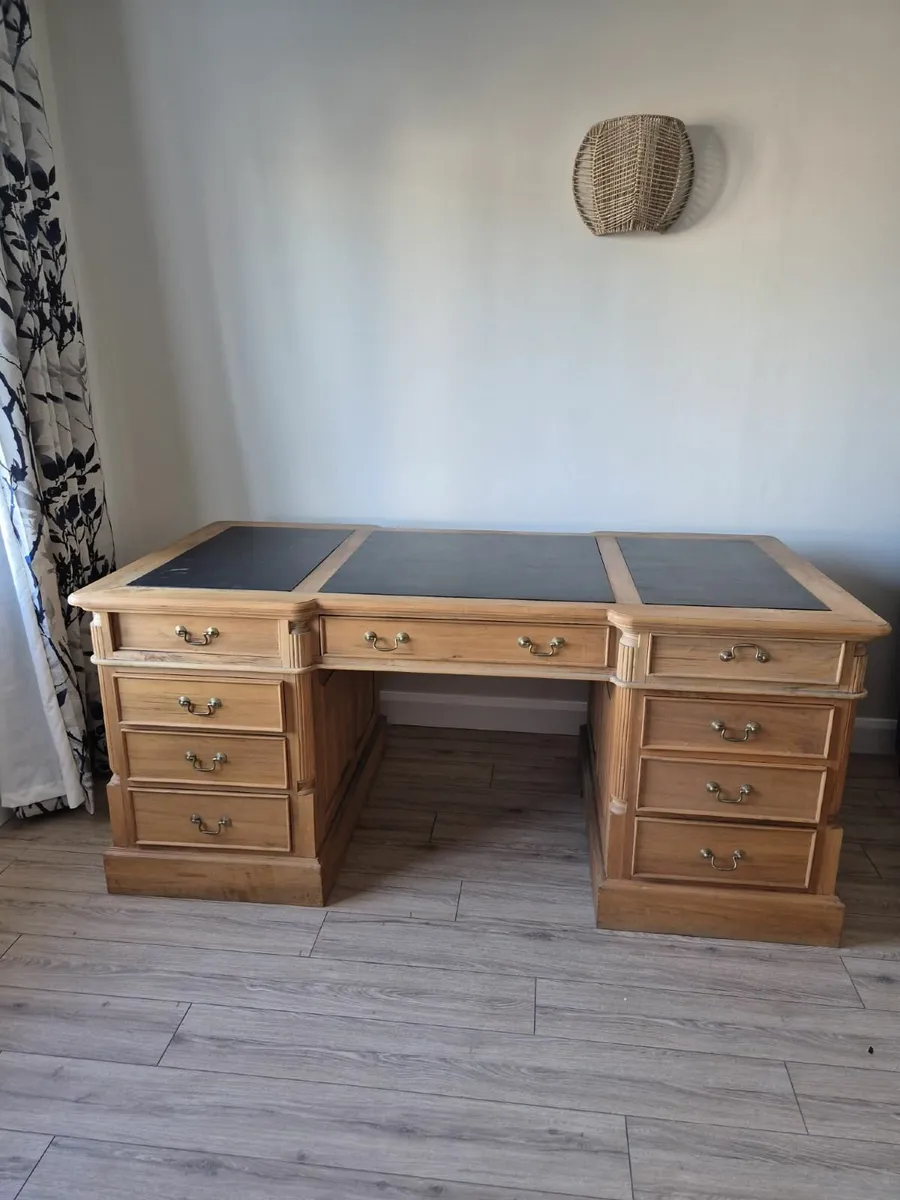 Presidential style desk - Image 1