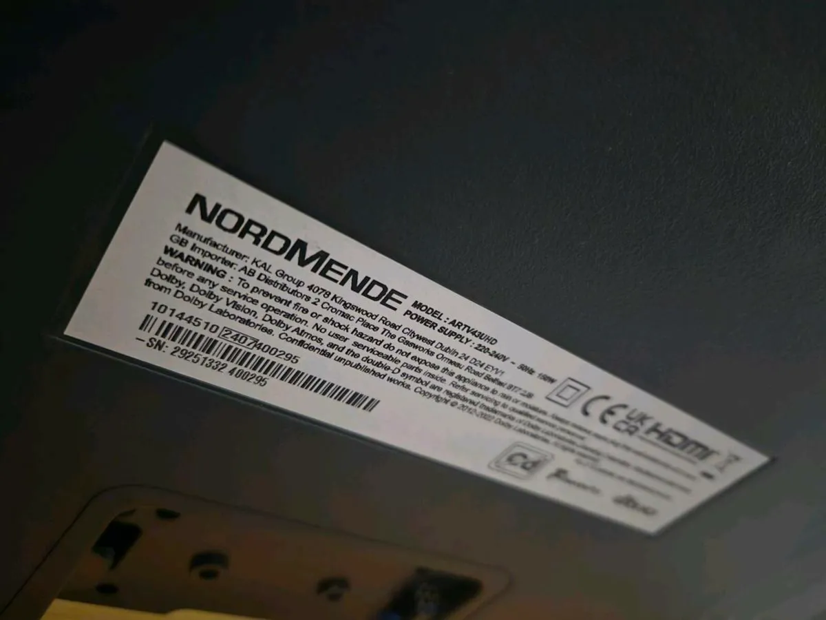 43" smart tv + PS4 WITH 6 GAMES - Image 4