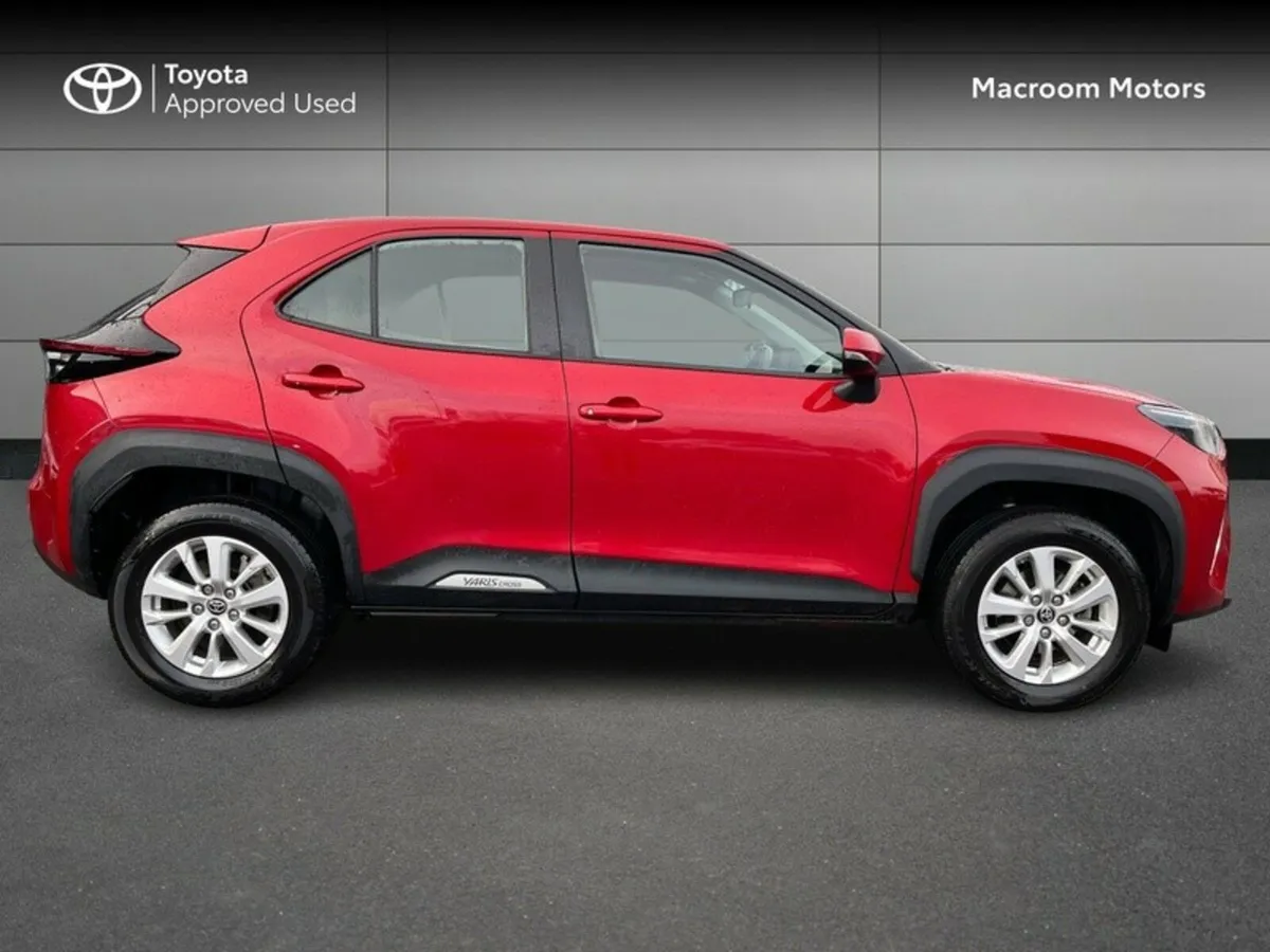 Toyota Yaris Cross END OF YEAR CLEARANCE SALE!!! L - Image 3