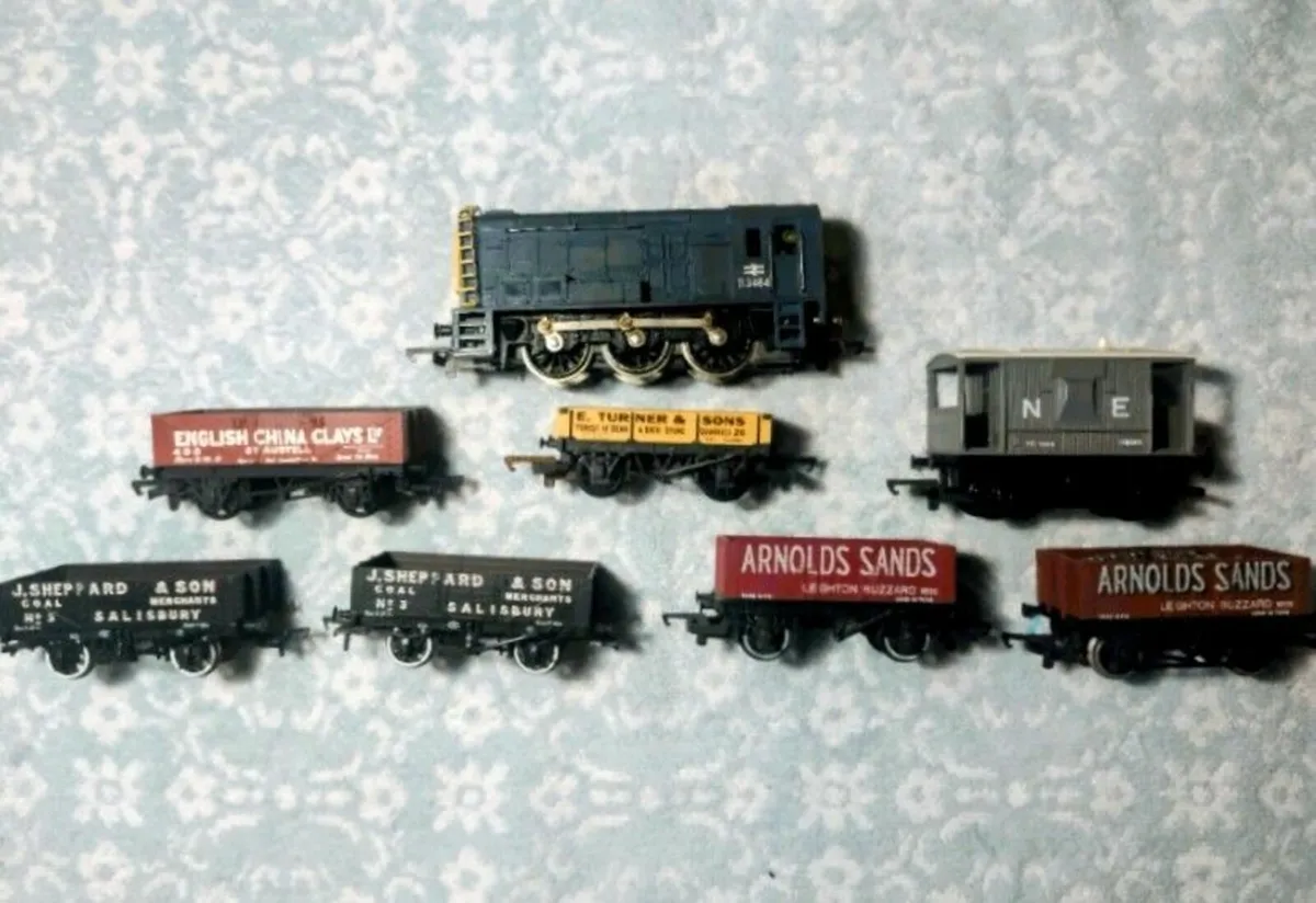 Wrenn Railways BR Blue 08 Shunter D3464 + 7 Wagons - Image 1