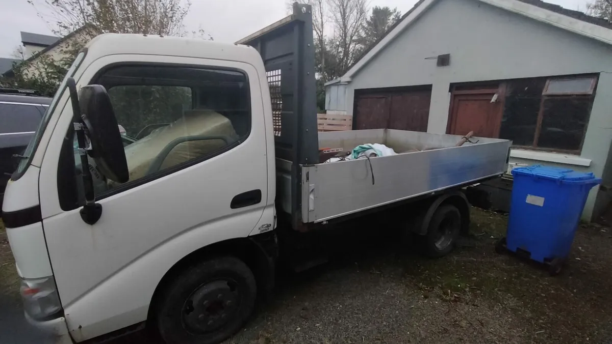 2010 Toyota dyna - Image 2