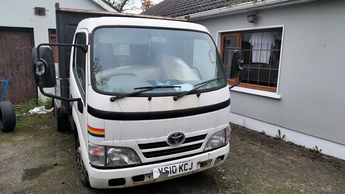 2010 Toyota dyna - Image 3